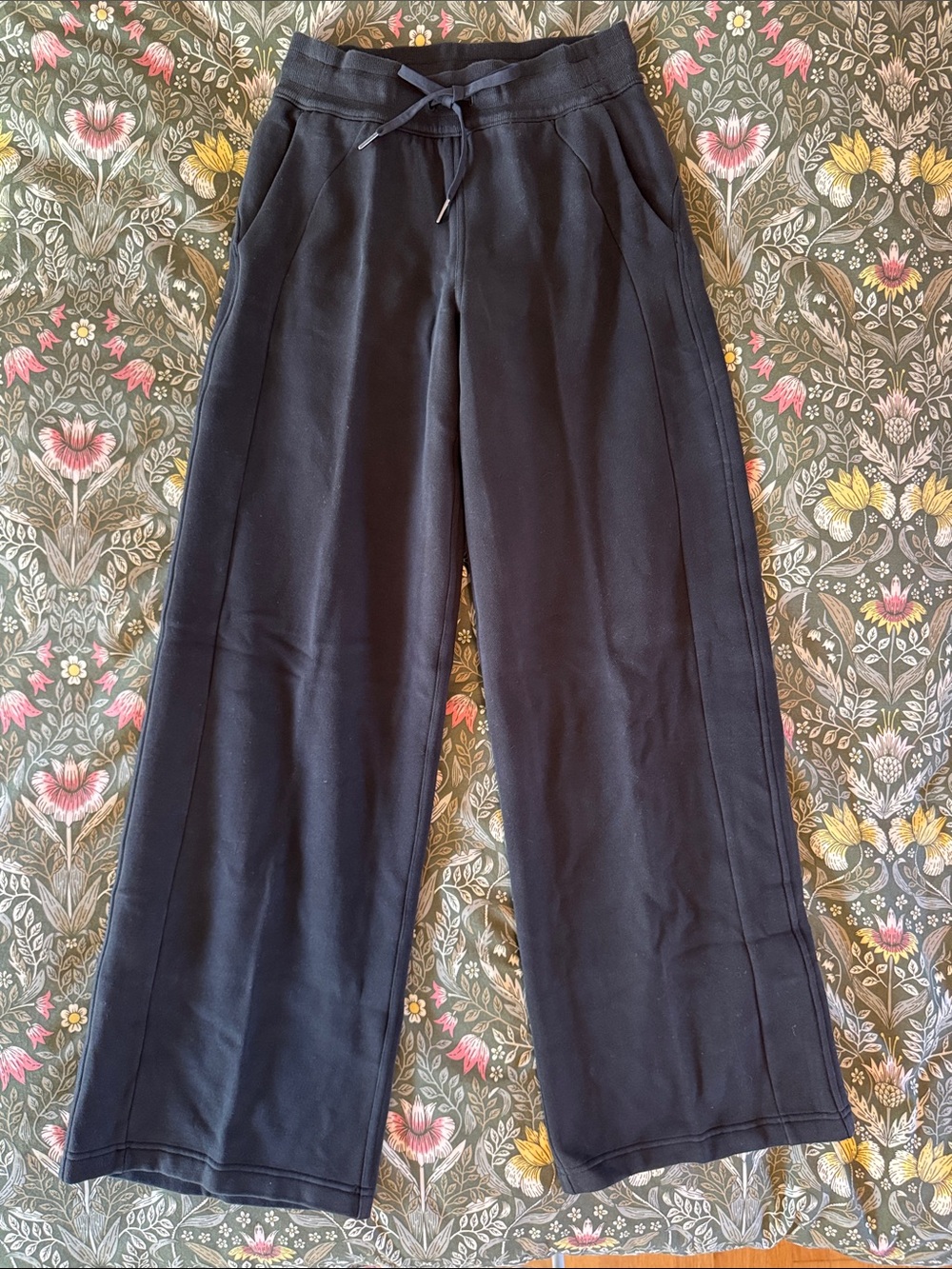 lululemon Scuba Mid-rise Wide-Leg Pants size 4